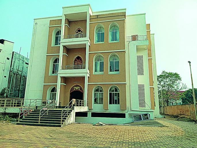 Urdu Ghar is only on paper, not received administrative approval and funds from the government yet | 'उर्दू घर' नावच मिळाले, निधीचा पाया भरला नाही; शैक्षणिक व सांस्कृतिक विकासाकडे दुर्लक्ष Urdu Ghar is only on paper, not received administrative approval and funds from the government yet | 'उर्दू घर' नावच मिळाले, निधीचा पाया भरला नाही; शैक्षणिक व सांस्कृतिक विकासाकडे दुर्लक्ष