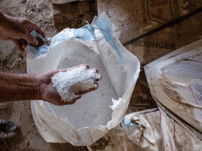 10 lakh crore subsidy to provide cheap urea to farmers | शेतकऱ्यांना स्वस्त युरिया देण्यासाठी १० लाख कोटी रूपयांचे अनुदान 10 lakh crore subsidy to provide cheap urea to farmers | शेतकऱ्यांना स्वस्त युरिया देण्यासाठी १० लाख कोटी रूपयांचे अनुदान