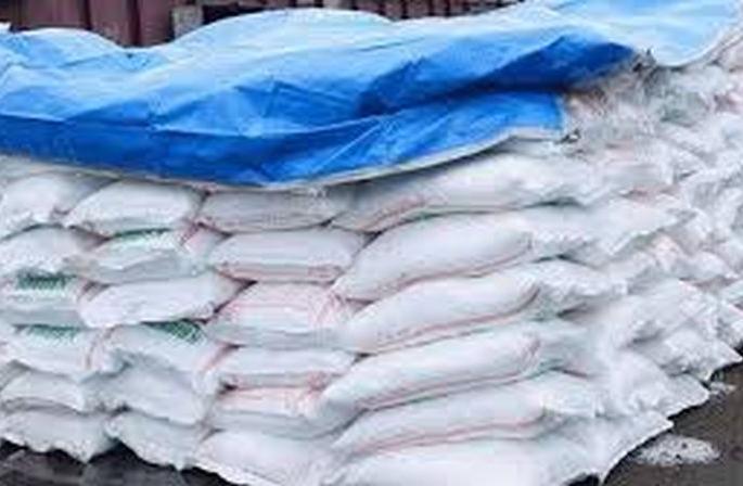 A bag of urea of Rs. 266 for Rs. 300 to 350 | २६६ रूपयांची युरियाची बॅग ३०० ते ३५०रुपयांना