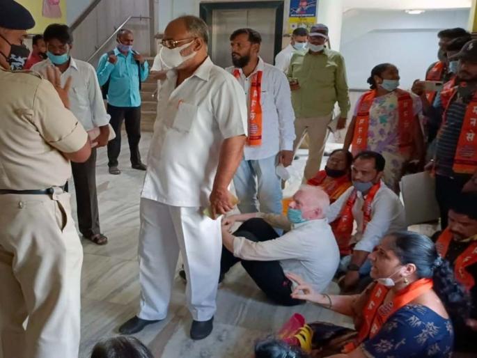 Sit-in agitation at MNS KDMC headquarters for rehabilitation of road | रस्ते बाधितांच्या पुनर्वसनासाठी मनसेचे केडीएमसी मुख्यालयात ठिय्या आंदोलन Sit-in agitation at MNS KDMC headquarters for rehabilitation of road | रस्ते बाधितांच्या पुनर्वसनासाठी मनसेचे केडीएमसी मुख्यालयात ठिय्या आंदोलन