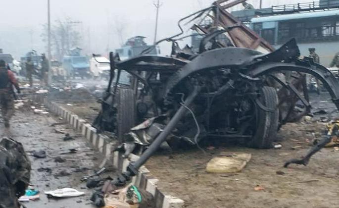 Take revenge as Uri attack; Avantipura terrorist attack, social media demand and got emotional | उरीसारखाच बदला घ्या; अवंतीपुरा दहशतवादी हल्ल्यानंतर नेटकऱ्यांच्या तीव्र भावना