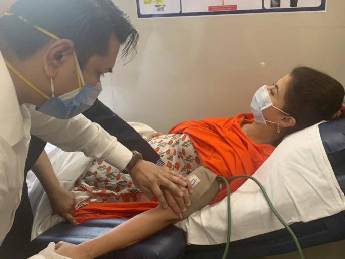 urmila matondkar blood donation in Shiv Sena camp | उर्मिला मातोंडकरांचा मुख्यमंत्र्यांच्या आवाहनाला प्रतिसाद; शिवसेनेच्या शिबिरात रक्तदान urmila matondkar blood donation in Shiv Sena camp | उर्मिला मातोंडकरांचा मुख्यमंत्र्यांच्या आवाहनाला प्रतिसाद; शिवसेनेच्या शिबिरात रक्तदान
