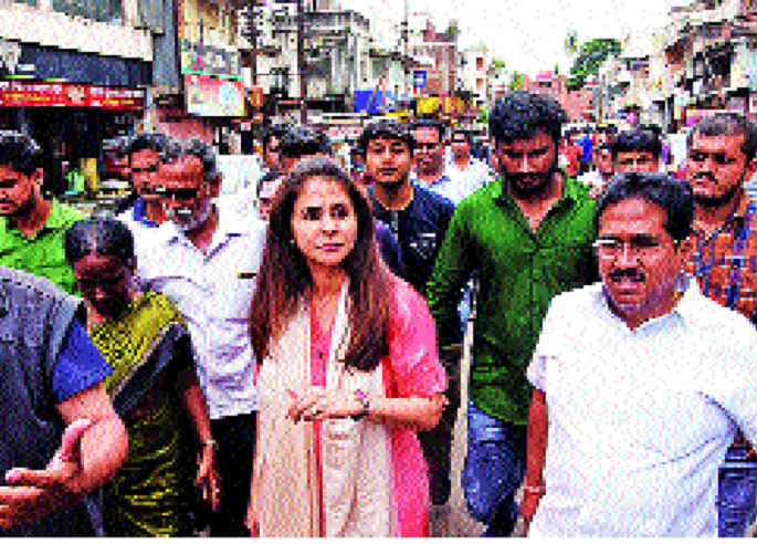 Government should provide additional assistance to flood victims | तर महाराष्टची मुलगी म्हणून तुम्हा सर्वांना भेटायला आली -: उर्मिला मातोंडकर