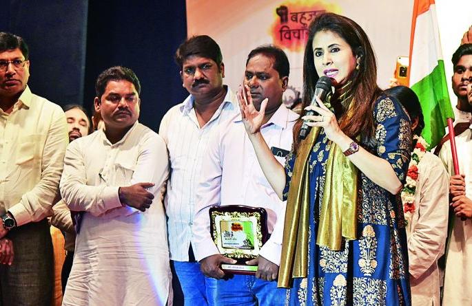 Politics filled with hate, revenge and negativity in the country: Urmila Matondkar | देशात द्वेष, सूड व नकारात्मकतेने भरलेले राजकारण : उर्मिला मातोंडकर Politics filled with hate, revenge and negativity in the country: Urmila Matondkar | देशात द्वेष, सूड व नकारात्मकतेने भरलेले राजकारण : उर्मिला मातोंडकर