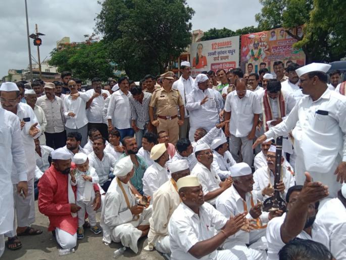 Tukaram Maharaj palkhi ceremony chaos sloganeering in Urli Kanchan Nagara police pulled | तुकाराम महाराजांच्या पालखी सोहळ्यात गोंधळ, उरळी कांचनमध्ये घोषणाबाजी, नगारा पोलिसांनी ओढला Tukaram Maharaj palkhi ceremony chaos sloganeering in Urli Kanchan Nagara police pulled | तुकाराम महाराजांच्या पालखी सोहळ्यात गोंधळ, उरळी कांचनमध्ये घोषणाबाजी, नगारा पोलिसांनी ओढला