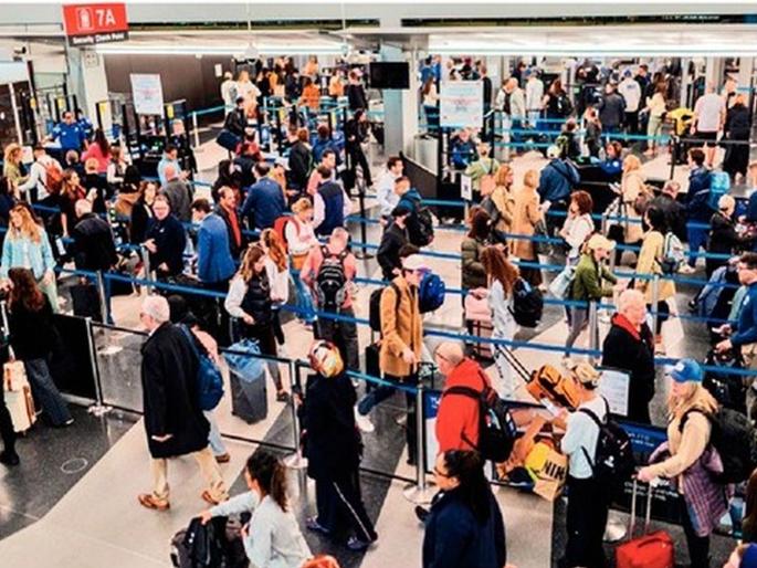 Shutdown in America for 40 days, 'lockdown' for thousands of airline passengers | अमेरिकेत ४० दिवसांपासून शटडाऊन, हजारो विमान प्रवाशांसाठी 'लॉकडाऊन' Shutdown in America for 40 days, 'lockdown' for thousands of airline passengers | अमेरिकेत ४० दिवसांपासून शटडाऊन, हजारो विमान प्रवाशांसाठी 'लॉकडाऊन'