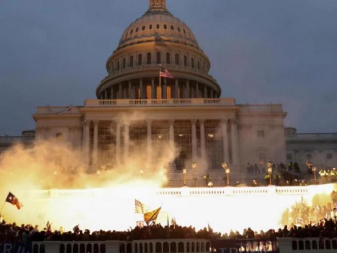 This is the first attack on the US Parliament since 1814 when the building was set on fire by Britain | १८१४ नंतर अमेरिकेच्या संसदेवर हल्ल्याची ही पहिली घटना, त्यावेळी ब्रिटननं हल्ल्यात जाळली होती इमारत This is the first attack on the US Parliament since 1814 when the building was set on fire by Britain | १८१४ नंतर अमेरिकेच्या संसदेवर हल्ल्याची ही पहिली घटना, त्यावेळी ब्रिटननं हल्ल्यात जाळली होती इमारत