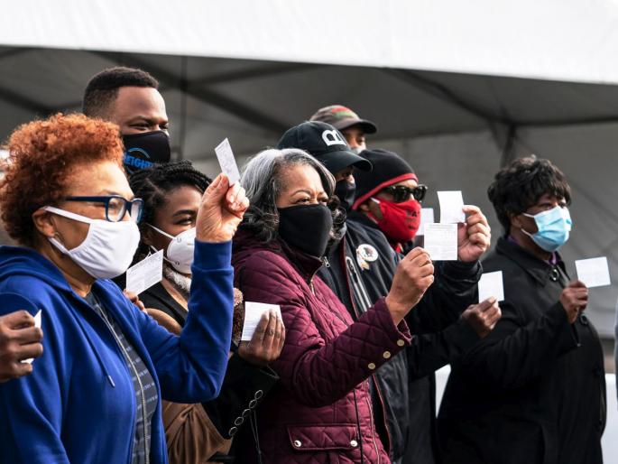 US CoronaVirus Fully vaccinated people can gather without masks CDC says | कोरोना लस घेतली ना, मग नको डिस्टन्सिंग, नको मास्क; अमेरिका भलतीच 'बिनधास्त' US CoronaVirus Fully vaccinated people can gather without masks CDC says | कोरोना लस घेतली ना, मग नको डिस्टन्सिंग, नको मास्क; अमेरिका भलतीच 'बिनधास्त'