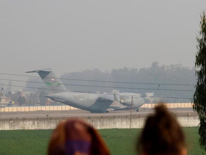 US Deports Indian Migrants: Fourth flight carrying illegally staying Indians arrives in Delhi | बेकायदेशीररीत्या वास्तव्य करणाऱ्या भारतीयांना घेऊन चौथं विमान दिल्लीत दाखल  US Deports Indian Migrants: Fourth flight carrying illegally staying Indians arrives in Delhi | बेकायदेशीररीत्या वास्तव्य करणाऱ्या भारतीयांना घेऊन चौथं विमान दिल्लीत दाखल