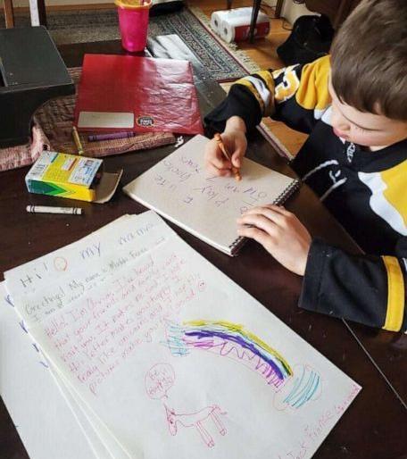 coronvirus : US siblings-send-handmade-cards-nursing-home | अमेरिकेतली ही चार भावंडं कुणाला पाठवतात ग्रीटिंग ? 