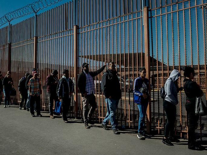 Mexico Deports 311 Indians Trying To Sneak Into Us Deportees May Have Paid 25 30 Lakh Each To Agents | अमेरिकेत अवैधरित्या जाणाऱ्या 311 भारतीयांची पुन्हा मायदेशी रवानगी Mexico Deports 311 Indians Trying To Sneak Into Us Deportees May Have Paid 25 30 Lakh Each To Agents | अमेरिकेत अवैधरित्या जाणाऱ्या 311 भारतीयांची पुन्हा मायदेशी रवानगी