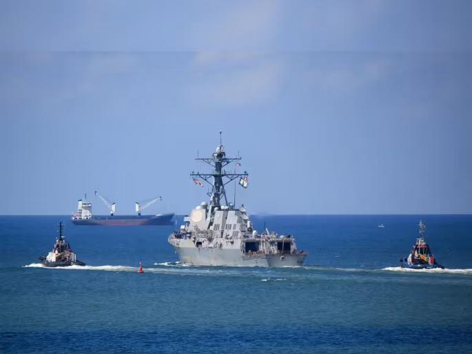 Iran's dilemma from America; 10,000 soldiers deployed, not a single ship has escaped the US siege in 24 hours | इराणची अमेरिकेकडून कोंडी; १० हजार सैनिक केले तैनात, २४ तासांत एकही जहाज अमेरिकेच्या घेऱ्यातून पुढे नाही Iran's dilemma from America; 10,000 soldiers deployed, not a single ship has escaped the US siege in 24 hours | इराणची अमेरिकेकडून कोंडी; १० हजार सैनिक केले तैनात, २४ तासांत एकही जहाज अमेरिकेच्या घेऱ्यातून पुढे नाही