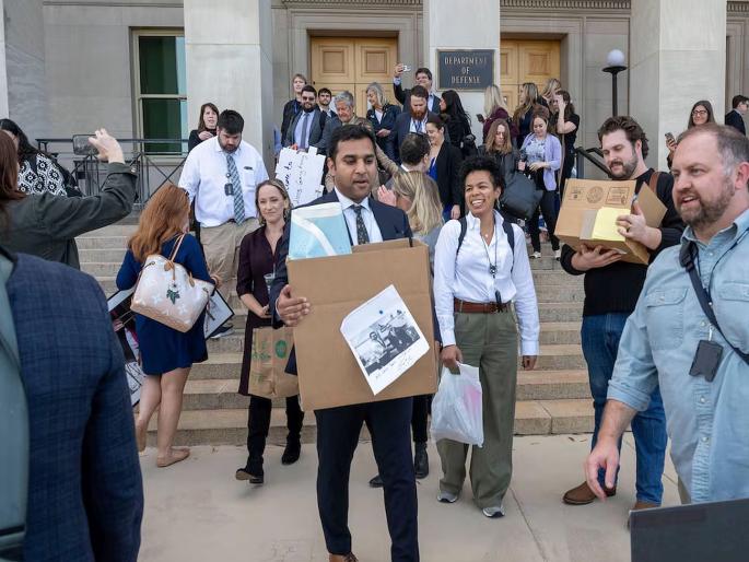 Restrictions on reporting in America; Journalists leave Pentagon, return access badges | अमेरिकेत रिपोर्टिंगवर निर्बंध; पत्रकारांनी सोडले पेंटागॉन, ॲक्सेस बॅज केले परत 