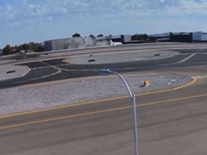 Fourth plane crash in America in 12 days, second plane hits plane parked on runway | अमेरिकेत १२ दिवसांत चौथा विमान अपघात, धावपट्टीवर उभ्या विमानावर आदळलं दुसरं विमान    Fourth plane crash in America in 12 days, second plane hits plane parked on runway | अमेरिकेत १२ दिवसांत चौथा विमान अपघात, धावपट्टीवर उभ्या विमानावर आदळलं दुसरं विमान