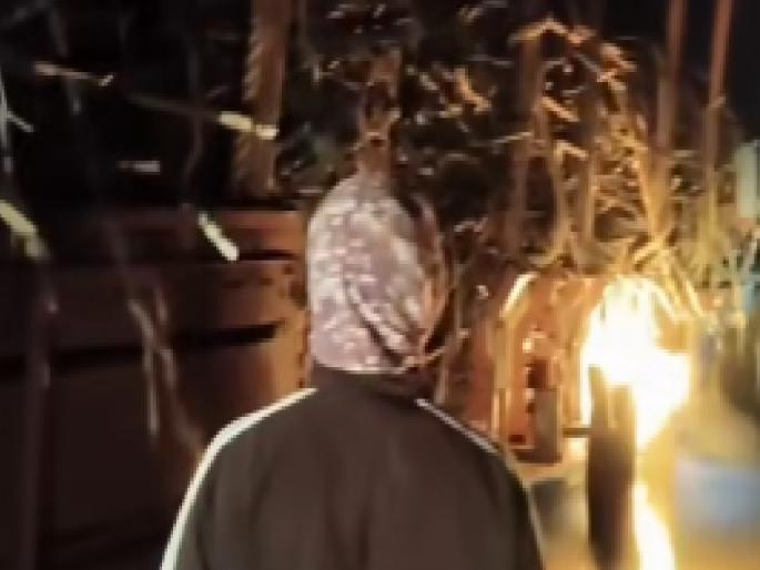 Sugarcane price protest takes a violent turn in Kolhapur, three sugarcane vehicles set on fire near Nimshirgaon | कोल्हापुरात ऊसदर आंदोलनाला हिंसक वळण, निमशिरगावजवळ उसाची तीन वाहने पेटवली Sugarcane price protest takes a violent turn in Kolhapur, three sugarcane vehicles set on fire near Nimshirgaon | कोल्हापुरात ऊसदर आंदोलनाला हिंसक वळण, निमशिरगावजवळ उसाची तीन वाहने पेटवली