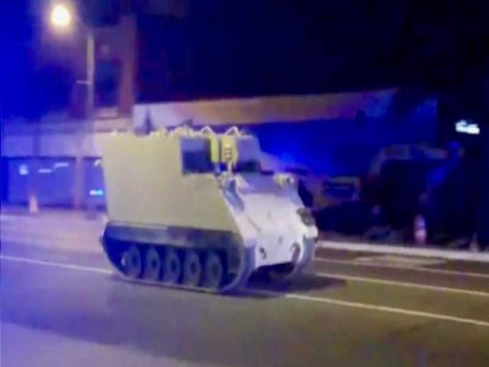 Soldier steals armored vehicle, takes it on 2-hour ride in Virginia: Police | सैनिकाने पळवले हत्यारबंद वाहन, दोन तास शहरात फिरवले