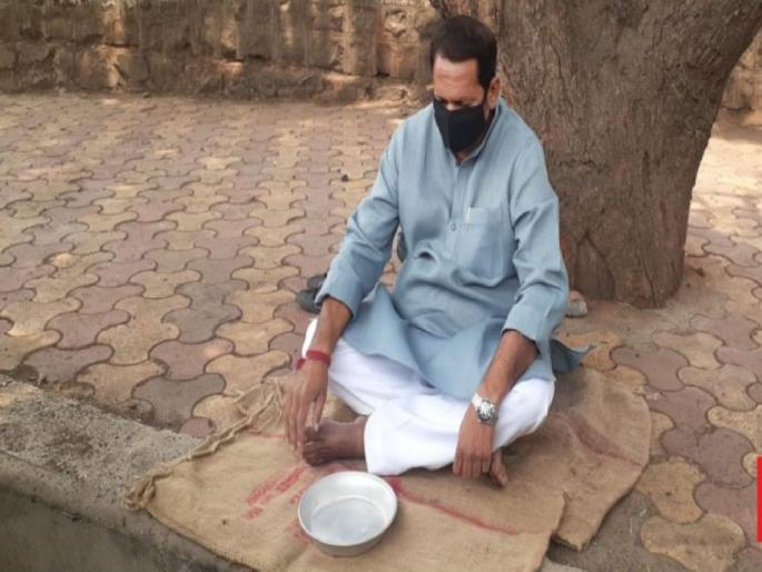 Coronavirus: BJP MP Chhatrapati Udayanraje on the road to protest lockdown imposed by Government. | Coronavirus: लॉकडाऊन निषेधार्थ खासदार छत्रपती उदयनराजे कटोरा घेऊन रस्त्यावर बसले, अन्...