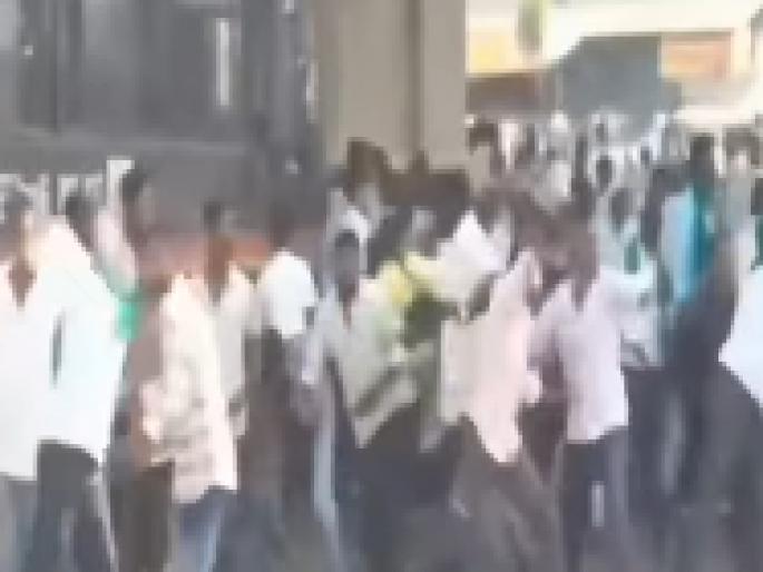Six policemen injured in stone pelting by sugarcane protesters in Karnataka | कर्नाटकातील ऊसदर आंदोलनाला हिंसक वळण; आंदोलकांनी केलेल्या दगडफेकीत सहा पोलिस जखमी