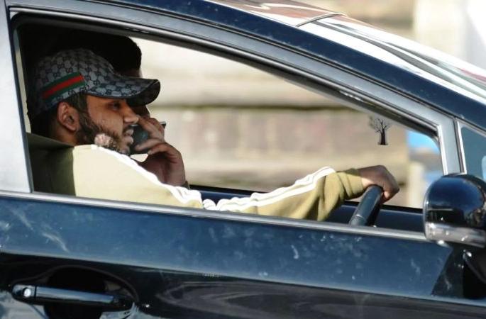 Speaking on mobile while driving is a crime! | वाहन चालविताना मोबाईलवर बोलणे गुन्हाच ! Speaking on mobile while driving is a crime! | वाहन चालविताना मोबाईलवर बोलणे गुन्हाच !