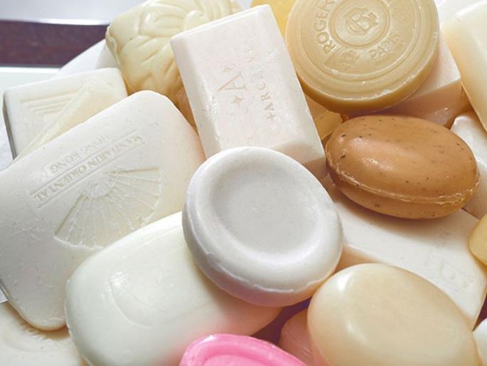 What happens to your leftover half used hotel soap and toiletries | हॉटेलमध्ये एकदा अर्धवट वापरलेल्या साबणांचं नंतर काय होतं? What happens to your leftover half used hotel soap and toiletries | हॉटेलमध्ये एकदा अर्धवट वापरलेल्या साबणांचं नंतर काय होतं?