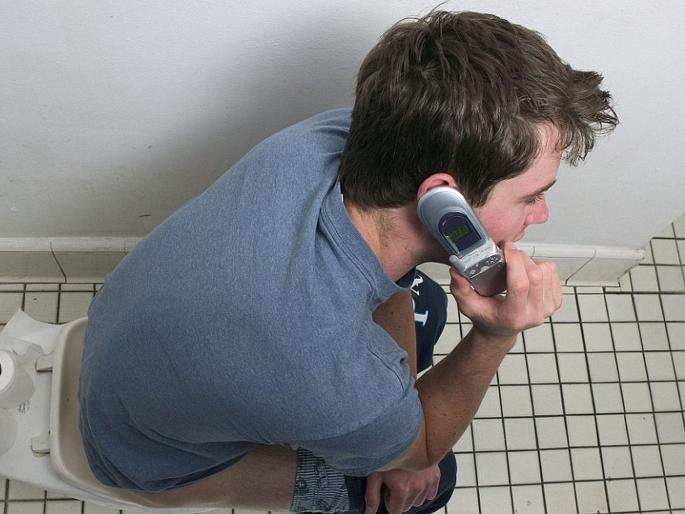Using smartphone in toilet while you poo may cause piles and Hemorrhoids | टॉयलेटमध्ये फोन वापरल्यास 'या' गंभीर आजाराचा धोका, 'बसणं' अन् खाणंही होईल मुश्कील! Using smartphone in toilet while you poo may cause piles and Hemorrhoids | टॉयलेटमध्ये फोन वापरल्यास 'या' गंभीर आजाराचा धोका, 'बसणं' अन् खाणंही होईल मुश्कील!