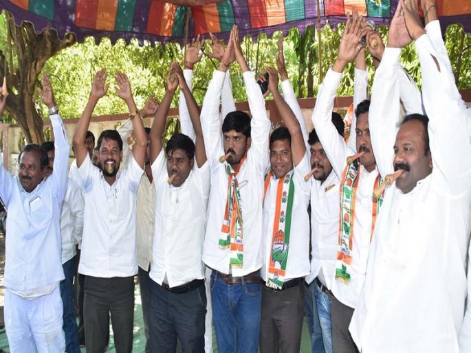 Congress's 'Nishedhasan' movement in Osmanabad | उस्मानाबादेत काँग्रेसचे ‘निषेधासन’ आंदोलन; राज्य सरकारच्या चार वर्षाचा केला निषेध Congress's 'Nishedhasan' movement in Osmanabad | उस्मानाबादेत काँग्रेसचे ‘निषेधासन’ आंदोलन; राज्य सरकारच्या चार वर्षाचा केला निषेध