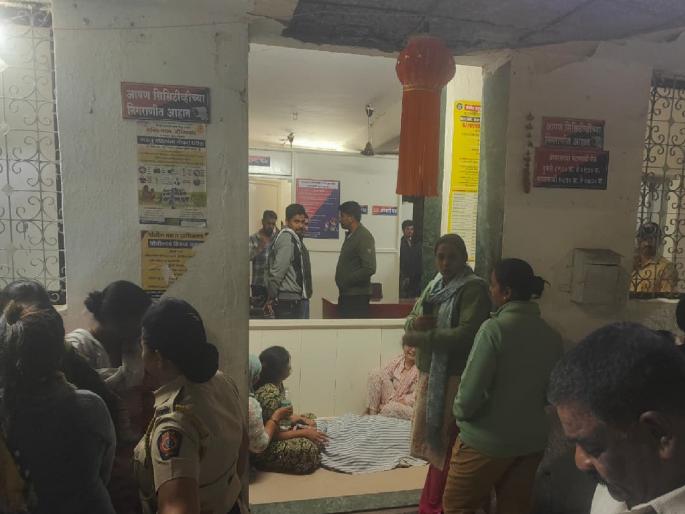 Mother ends life after married daughter leaves home with friend; stays with body at police station | विवाहित मुलगी घर सोडून गेल्याने आईने जीवन संपवले; मृतदेहासह नातेवाईकांचा ठाण्यात ठिय्या