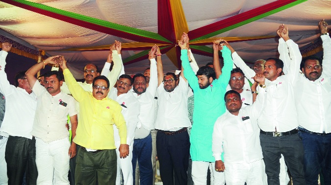 First pick of a lion 3217: The demand for the Virat UAS Conference of Jaysingpur | पहिली उचल एकरकमी ३२१७ : जयसिंगपूरच्या विराट ऊस परिषदेत मागणी First pick of a lion 3217: The demand for the Virat UAS Conference of Jaysingpur | पहिली उचल एकरकमी ३२१७ : जयसिंगपूरच्या विराट ऊस परिषदेत मागणी