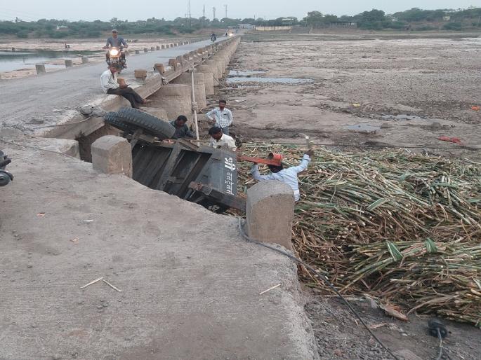 The tractor trailer loaded with it fell into the Godavari river; Events at Wari | उसाने भरलेला ट्रॅक्टर ट्रेलर गोदावरी नदीत कोसळला;  वारी येथील घटना The tractor trailer loaded with it fell into the Godavari river; Events at Wari | उसाने भरलेला ट्रॅक्टर ट्रेलर गोदावरी नदीत कोसळला;  वारी येथील घटना