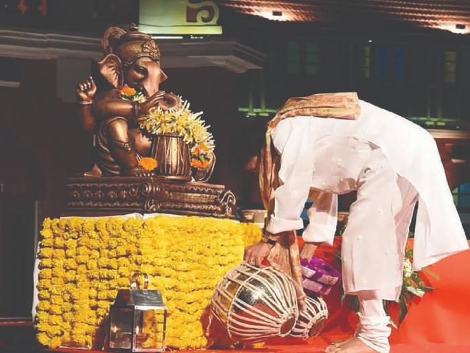 Ustad Zakir Hussain won the hearts of Ratnagiri people by bowing down to Lord Ganesha as soon as he came on the stage | श्रीगणेशासमोर नतमस्तक होऊन ‘उस्तादां’नी जिंकले रत्नागिरीकरांचे मन Ustad Zakir Hussain won the hearts of Ratnagiri people by bowing down to Lord Ganesha as soon as he came on the stage | श्रीगणेशासमोर नतमस्तक होऊन ‘उस्तादां’नी जिंकले रत्नागिरीकरांचे मन