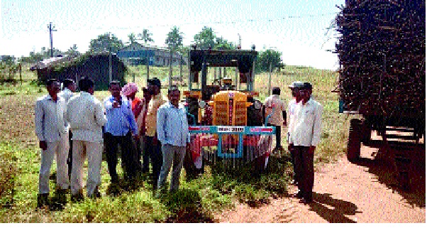 Sassoon shutdown in Sangli district: Farmers' army aggressive with self-respect | सांगली जिल्ह्यातील ऊसतोडी बंद पाडल्या : स्वाभिमानीसह शेतकरी सेना आक्रमक Sassoon shutdown in Sangli district: Farmers' army aggressive with self-respect | सांगली जिल्ह्यातील ऊसतोडी बंद पाडल्या : स्वाभिमानीसह शेतकरी सेना आक्रमक