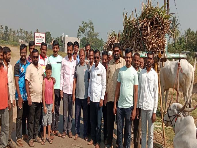 sugarcane traffic was stopped by releasing air from the wheels of bullock carts In Sangli | सांगलीत बैलगाड्यांच्या चाकांची हवा सोडून ऊस वाहतूक रोखली, स्वाभिमानी'चे कार्यकर्ते आक्रमक sugarcane traffic was stopped by releasing air from the wheels of bullock carts In Sangli | सांगलीत बैलगाड्यांच्या चाकांची हवा सोडून ऊस वाहतूक रोखली, स्वाभिमानी'चे कार्यकर्ते आक्रमक