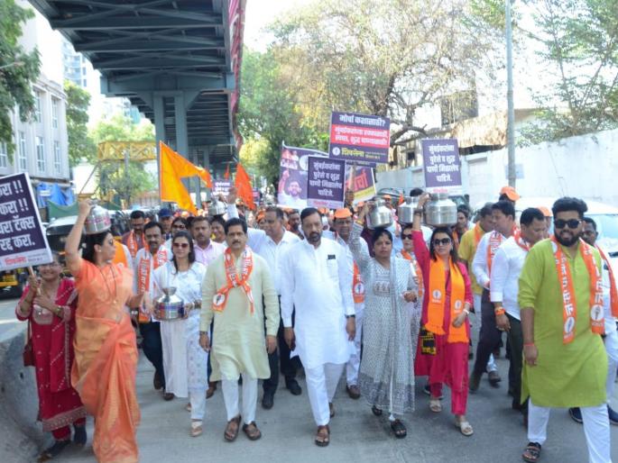 Uddhav Sena's protest at R Uttar Municipal Corporation office in Dahisar | उद्धव सेनेचा दहिसर येथील आर उत्तर महानगरपालिका कार्यालयावर हंडा मोर्चा Uddhav Sena's protest at R Uttar Municipal Corporation office in Dahisar | उद्धव सेनेचा दहिसर येथील आर उत्तर महानगरपालिका कार्यालयावर हंडा मोर्चा