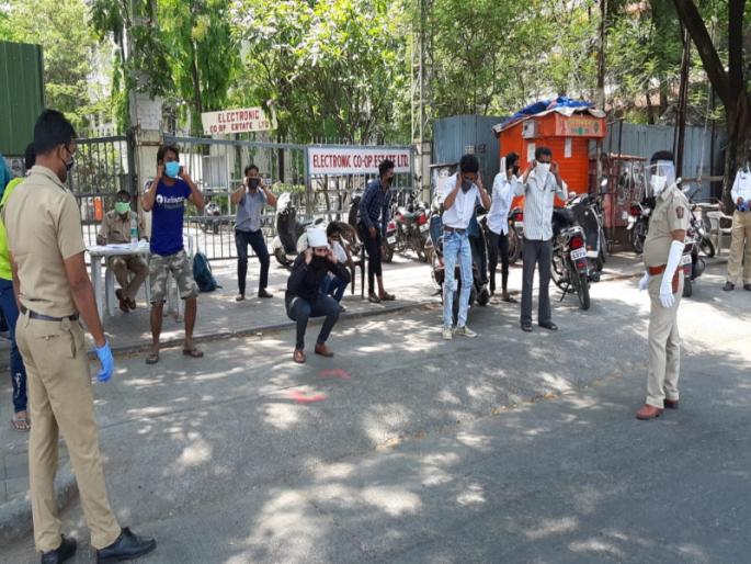 Walking the streets without reason? police fine to youth | संचारबंदीच्या काळात विनाकारण रस्त्यावर फिरणाऱ्या तरुणांना 'उठाबशा' काढण्याची शिक्षा Walking the streets without reason? police fine to youth | संचारबंदीच्या काळात विनाकारण रस्त्यावर फिरणाऱ्या तरुणांना 'उठाबशा' काढण्याची शिक्षा