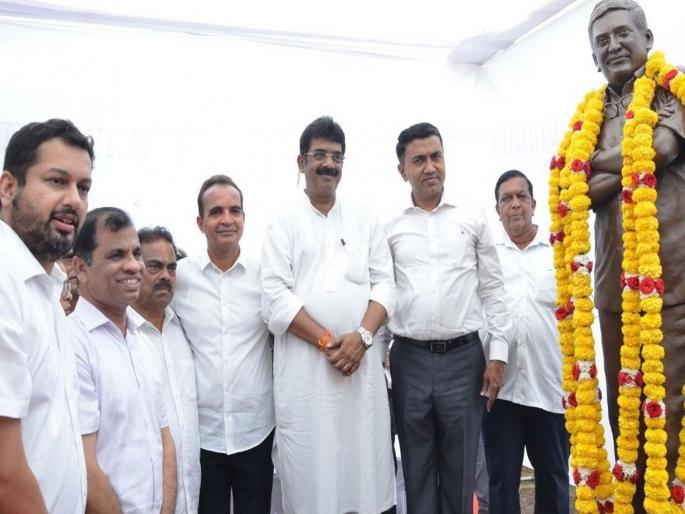 pramod sawant and babush monserrat present along with utpal parrikar while paying homage to manohar parrikar | Goa Election Result 2022: उत्पल-भाजपतील दुरावा मिटला? मनोहर पर्रिकरांना श्रद्धांजली वाहताना प्रमोद सावंत, बाबूशही उपस्थित pramod sawant and babush monserrat present along with utpal parrikar while paying homage to manohar parrikar | Goa Election Result 2022: उत्पल-भाजपतील दुरावा मिटला? मनोहर पर्रिकरांना श्रद्धांजली वाहताना प्रमोद सावंत, बाबूशही उपस्थित