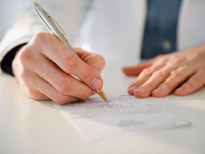 Why do doctors often have bad handwriting | डॉक्टरांचे अक्षर कोणालाच का कळत नाही? जाणून घ्या कारण Why do doctors often have bad handwriting | डॉक्टरांचे अक्षर कोणालाच का कळत नाही? जाणून घ्या कारण