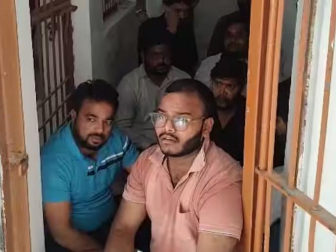 meerut two bjp councillors clashed over setting up roadside stall locked up by the police | दे दणादण! रस्त्याच्या कडेला स्टॉल लावण्यावरुन भाजपाचे २ नगरसेवक भिडले, झाली हाणामारी meerut two bjp councillors clashed over setting up roadside stall locked up by the police | दे दणादण! रस्त्याच्या कडेला स्टॉल लावण्यावरुन भाजपाचे २ नगरसेवक भिडले, झाली हाणामारी