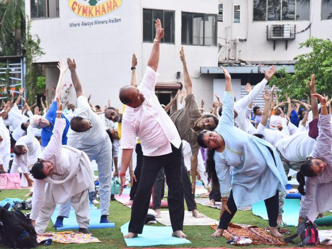 yoga day is celebrated in north mumbai | उत्तर मुंबईत ठिकठिकाणी योग दिन साजरा 