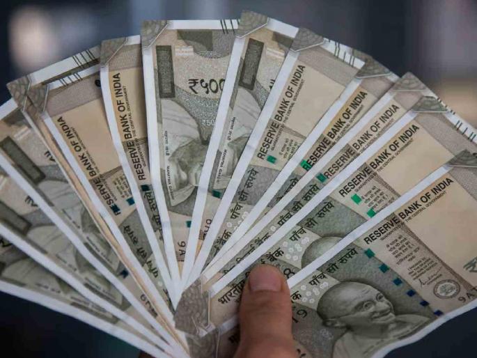 Rain of notes on the house, crowd of people to see the money, message written on the roof | काय सांगता! घरावर नोटांचा पाऊस, पैसा पाहण्यासाठी लोकांची गर्दी, छतावर संदेशही लिहिला... Rain of notes on the house, crowd of people to see the money, message written on the roof | काय सांगता! घरावर नोटांचा पाऊस, पैसा पाहण्यासाठी लोकांची गर्दी, छतावर संदेशही लिहिला...