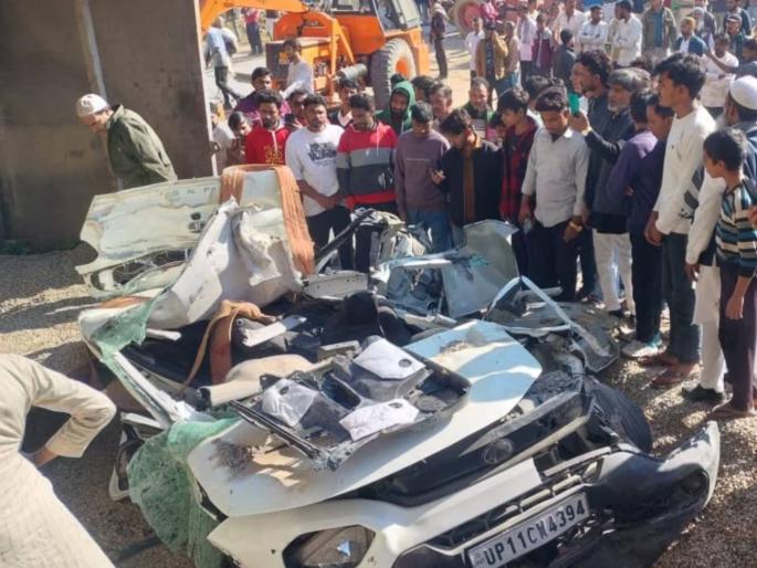 accident news Dumper overturns on car while going for funeral, seven members of same family die | धक्कादायक! अंत्यसंस्कारासाठी जात असताना डंपर कारवर उलटला, एकाच कुटुंबातील सात जणांचा मृत्यू