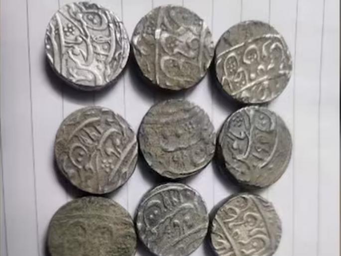 A trunk full of treasure was found in the excavation, the laborers were happy, then something like this happened... | खोदकामात सापडला खजिन्याने भरलेला हंडा, मजूर झाले आनंदित, त्यानंतर घडलं असं काही... A trunk full of treasure was found in the excavation, the laborers were happy, then something like this happened... | खोदकामात सापडला खजिन्याने भरलेला हंडा, मजूर झाले आनंदित, त्यानंतर घडलं असं काही...