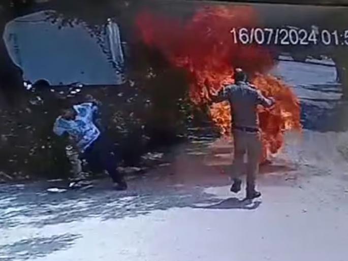 In front of the police station, the son burnt his mother alive with petrol, then made a video | पोलीस ठाण्यासमोरच मुलाने आईला पेट्रोल टाकून जिवंत जाळले, मग बनवला व्हिडीओ In front of the police station, the son burnt his mother alive with petrol, then made a video | पोलीस ठाण्यासमोरच मुलाने आईला पेट्रोल टाकून जिवंत जाळले, मग बनवला व्हिडीओ