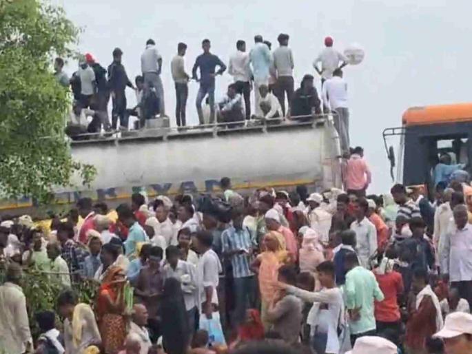 Uttar pradesh hathras stampede Guruji's car left the pendal, people ran for darshan What exactly happened The victim said | "पेंडालमधून गुरुजींची कार निघाली, लोक दर्शनासाठी धावले अन्..."; नेमकं काय घडलं? पीडित प्रत्यक्षदर्शीनं सांगितलं Uttar pradesh hathras stampede Guruji's car left the pendal, people ran for darshan What exactly happened The victim said | "पेंडालमधून गुरुजींची कार निघाली, लोक दर्शनासाठी धावले अन्..."; नेमकं काय घडलं? पीडित प्रत्यक्षदर्शीनं सांगितलं