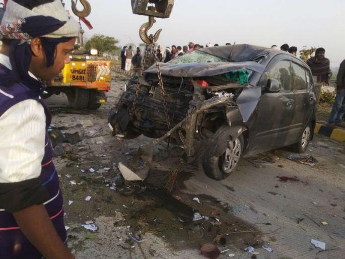 7 Dead In Accident On Yamuna Expressway Near Mathura | यमुना एक्स्प्रेस-वे भीषण दुर्घटना, सात जणांचा जागीच मृत्यू