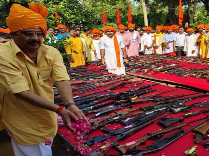 Police investigation report on Raja Bhaiya's weapon worship comes; Dozens of weapons were worshipped on Dussehra | राजा भैय्याच्या शस्त्रपूजेचा पोलिस तपास अहवाल आला; दसऱ्याला डझनभर शस्त्रांचे पूजन केले होते Police investigation report on Raja Bhaiya's weapon worship comes; Dozens of weapons were worshipped on Dussehra | राजा भैय्याच्या शस्त्रपूजेचा पोलिस तपास अहवाल आला; दसऱ्याला डझनभर शस्त्रांचे पूजन केले होते