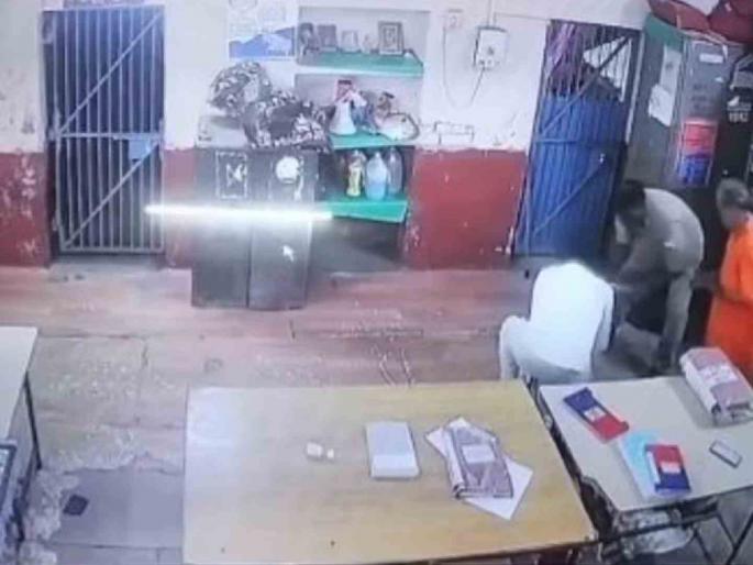 Went to file a complaint, suddenly collapsed with a heart attack police gave CPR and saved the life | तक्रार दाखल करायला गेले,अचानक हृदयविकाराच्या झटक्याने कोसळले; पोलिसांनी CPR देऊन प्राण वाचवले Went to file a complaint, suddenly collapsed with a heart attack police gave CPR and saved the life | तक्रार दाखल करायला गेले,अचानक हृदयविकाराच्या झटक्याने कोसळले; पोलिसांनी CPR देऊन प्राण वाचवले