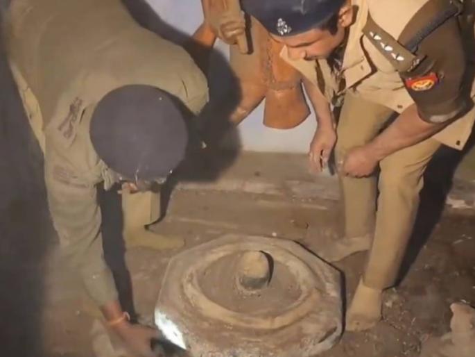 Shiva temple found during investigation in Sambhal, police opened the lock under tight security | संभलमध्ये तपासादरम्यान सापडले शिवमंदिर, पोलिसांनी कडक बंदोबस्तात कुलूप उघडले Shiva temple found during investigation in Sambhal, police opened the lock under tight security | संभलमध्ये तपासादरम्यान सापडले शिवमंदिर, पोलिसांनी कडक बंदोबस्तात कुलूप उघडले