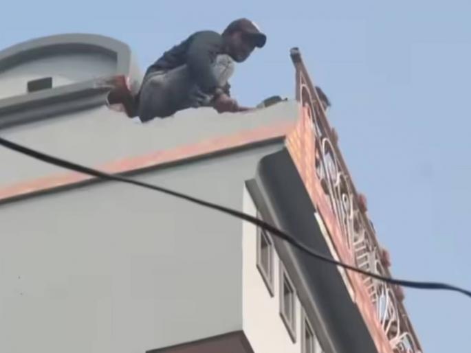 Work to remove encroachments near temple in Sambhal, Uttar Pradesh begins; houses to be demolished | उत्तर प्रदेशातील संभलमध्ये मंदिराजवळील अतिक्रमण हटवण्याचे काम सुरू; घरे पाडली जाणार