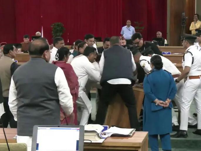Ruckus in Uttarakhand Assembly, table smashed, microphone broken, angry Speaker leaves | उत्तराखंड विधानसभेत राडा, टेबल आपटलं, माईक तोडला, संतापलेल्या अध्यक्षा निघून गेल्या Ruckus in Uttarakhand Assembly, table smashed, microphone broken, angry Speaker leaves | उत्तराखंड विधानसभेत राडा, टेबल आपटलं, माईक तोडला, संतापलेल्या अध्यक्षा निघून गेल्या