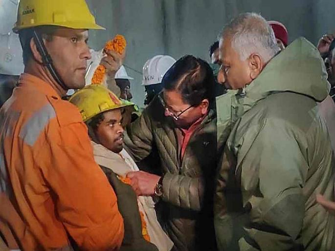 Finally death lost... determination won, 41 workers saw life after 17 days; The first incident in the country | अखेर मृत्यू हरला... जिद्द जिंकली, १७ दिवसांनंतर ४१ कामगारांनी पाहिले जीवन; देशातील पहिलीच घटना Finally death lost... determination won, 41 workers saw life after 17 days; The first incident in the country | अखेर मृत्यू हरला... जिद्द जिंकली, १७ दिवसांनंतर ४१ कामगारांनी पाहिले जीवन; देशातील पहिलीच घटना
